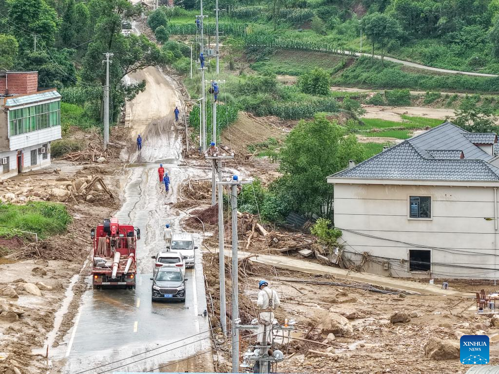 Resgate segue após enchentes repentinas e deslizamentos em Chongqing
