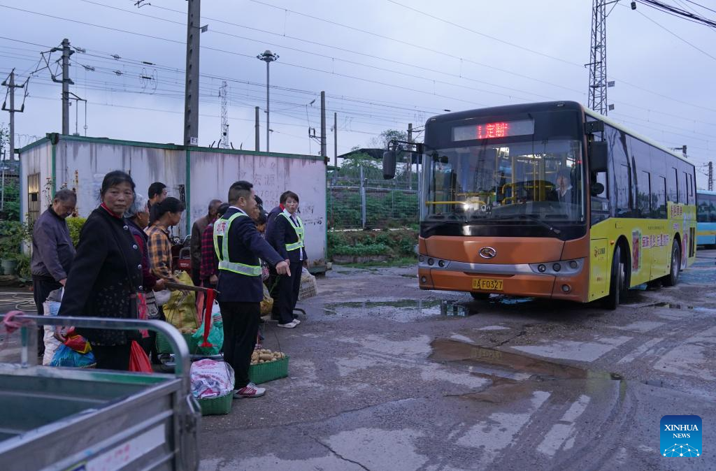 Lançada linha de ônibus especial para agricultores na Aldeia de Jiaxi, na província chinesa de Jiangxi