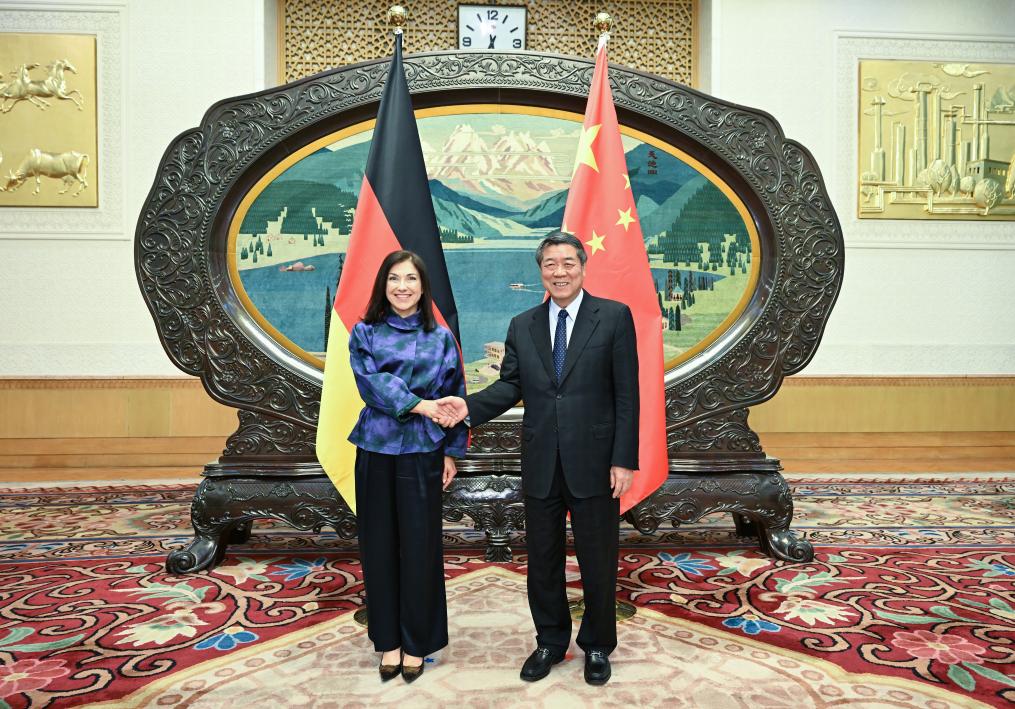 Vice-primeiro-ministro chinês pede que China e Alemanha explorem potencial de cooperação em áreas emergentes