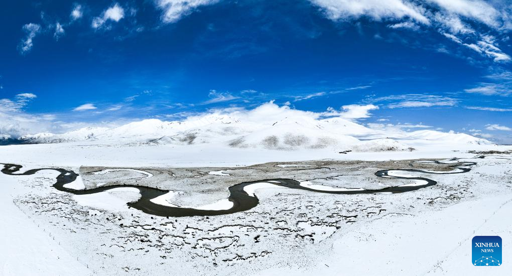 Neve transforma paisagem na Pradaria de Qiangtang, em Xizang, sudoeste da China