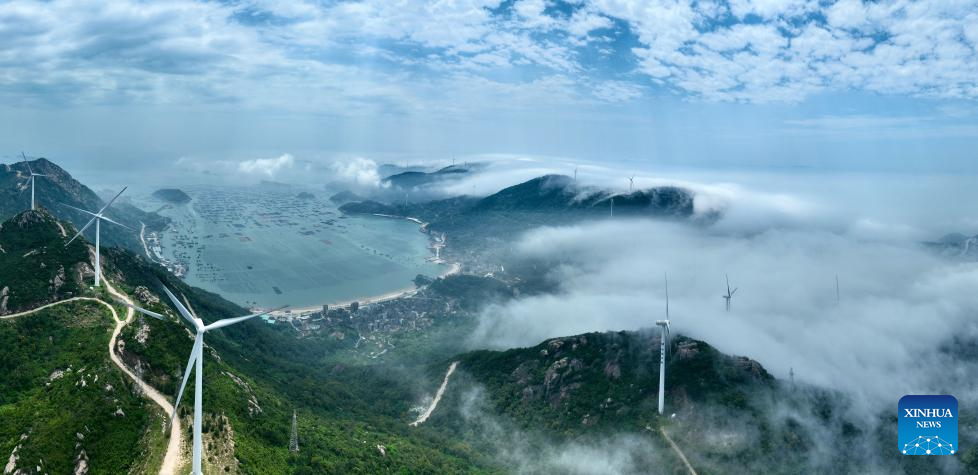 Neblina envolve parque eólico e cria paisagem mística em Lianjiang, sudeste da China