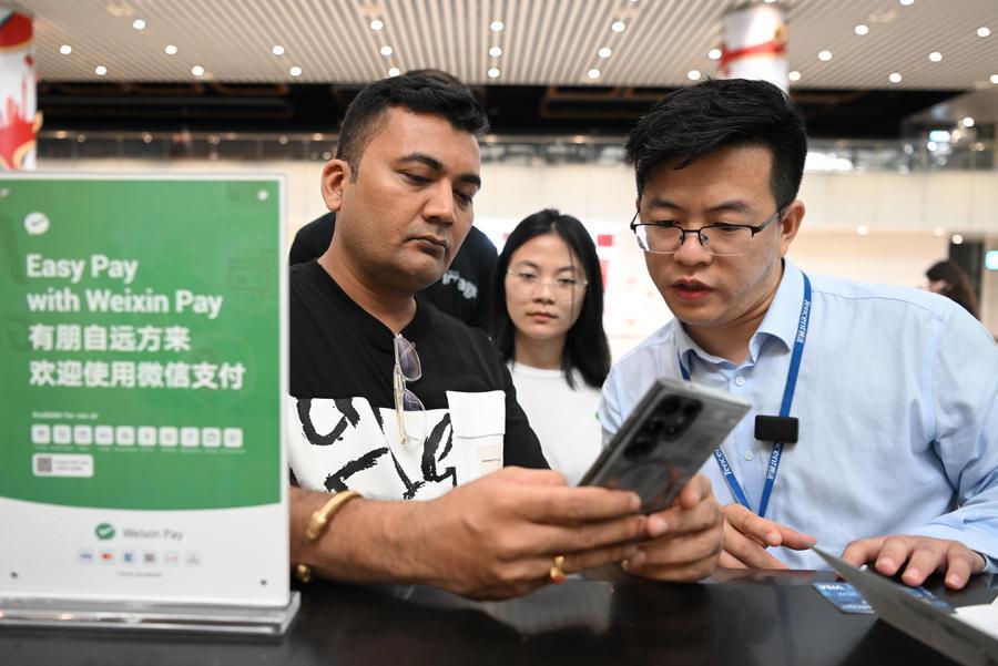 (Multimídia) Enfoque: Weixin Pay da Tencent permite que usuários do PayPal dos EUA paguem como os locais na China