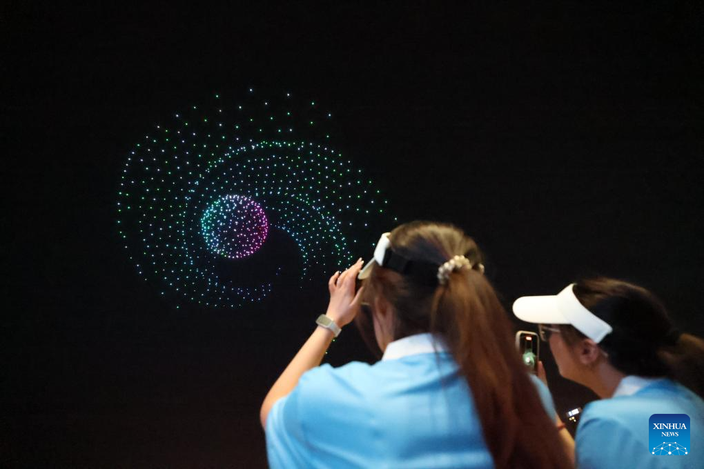 Cidade chinesa de Tianjin realiza carnaval de robôs durante a Exposição Mundial de Inteligência 2026