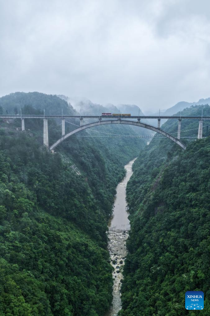 Concluída colocação de trilhos longos no trecho de extensão da Ferrovia Wengma em Guizhou, sudoeste da China