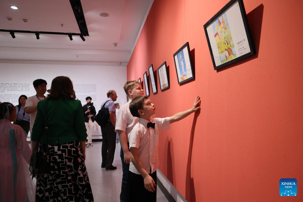 Museu de arte na província chinesa de Jiangsu recebe exposição internacional de pintura juvenil