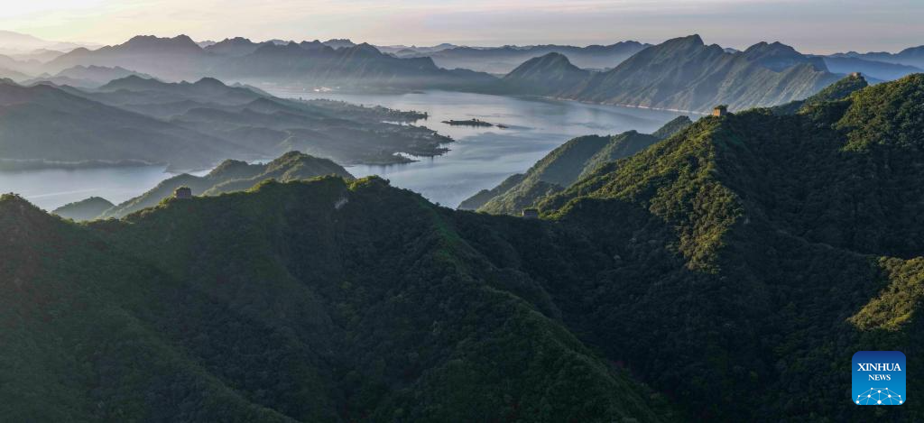 Imagens aéreas mostram a beleza da Grande Muralha ao amanhecer em Hebei, norte da China