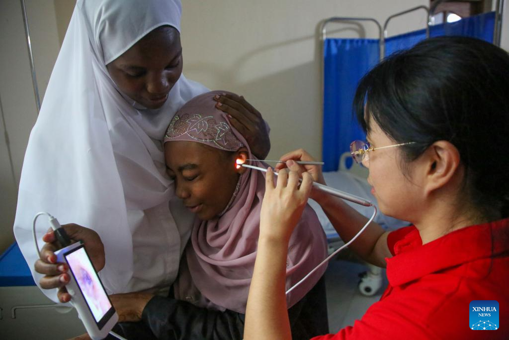 Destaque: Equipe médica chinesa leva atendimento médico gratuito à comunidade de Zanzibar, na Tanzânia