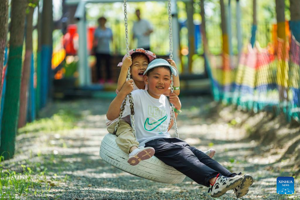 Sorrisos e brincadeiras marcam o Dia Internacional da Criança na China