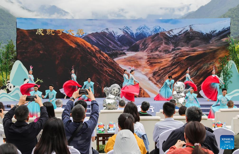 Cerimônio marca início de visita da imprensa no Distrito de Baoxing, na província chinesa de Sichuan