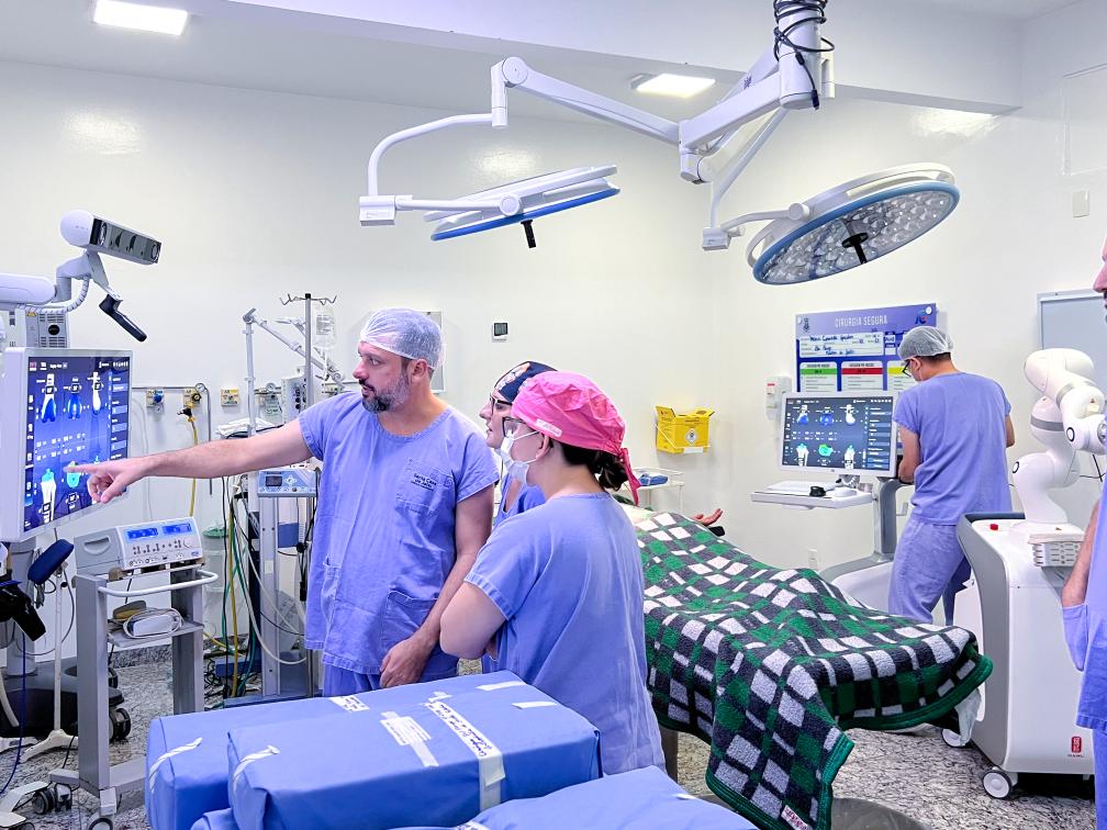 (Multimídia) Robô cirúrgico chinês auxilia cirurgia de substituição de joelho no Brasil