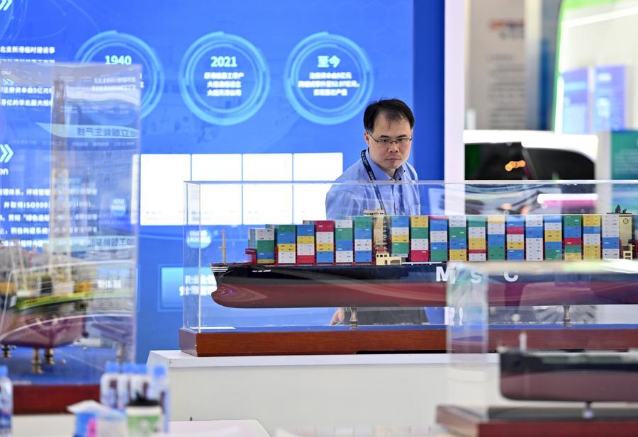 Participante durante a 4ª Exposição Internacional da Indústria Naval de Tianjin, em Tianjin, no norte da China, em 2 de junho de 2026. (Xinhua/Zhao Zishuo)