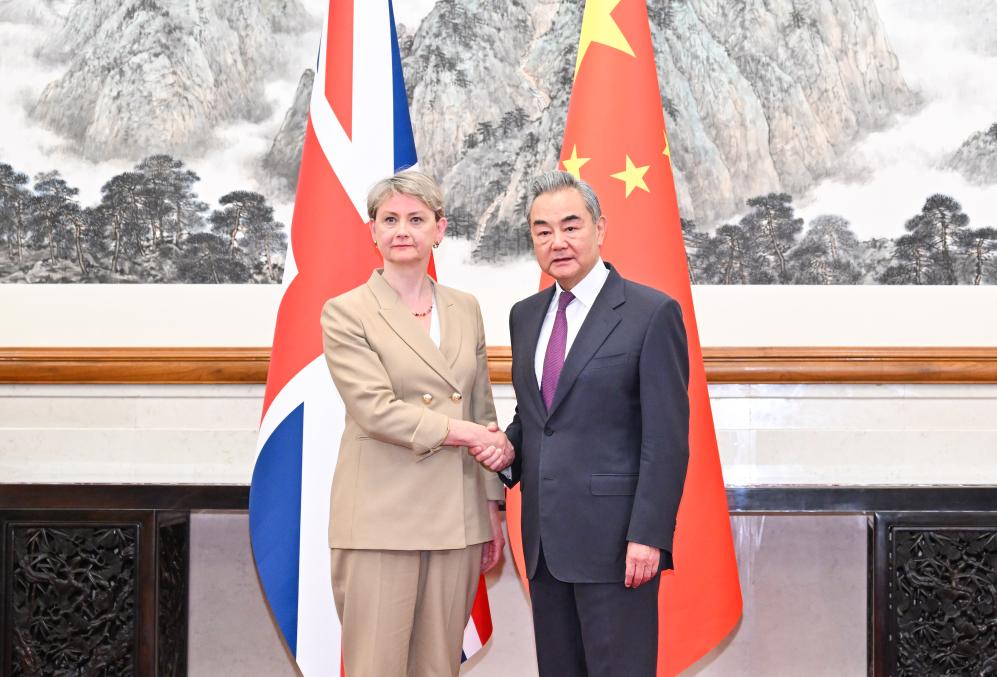 China espera bom ambiente para impulsionar laços China-Reino Unido e aprofundar cooperação, diz chanceler chinês