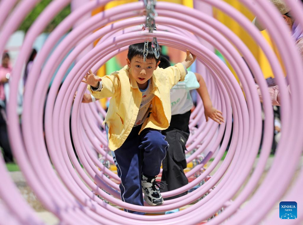 Crianças aproveitam primeiro feriado de primavera na Mongólia Interior, norte da China