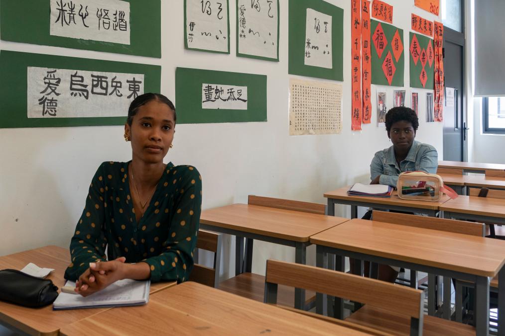 Estudantes assistem uma aula no Instituto Confúcio da Universidade de Cabo Verde, em Praia, Cabo Verde, 14 de maio de 2026. (Xinhua/Xie Jianfei)