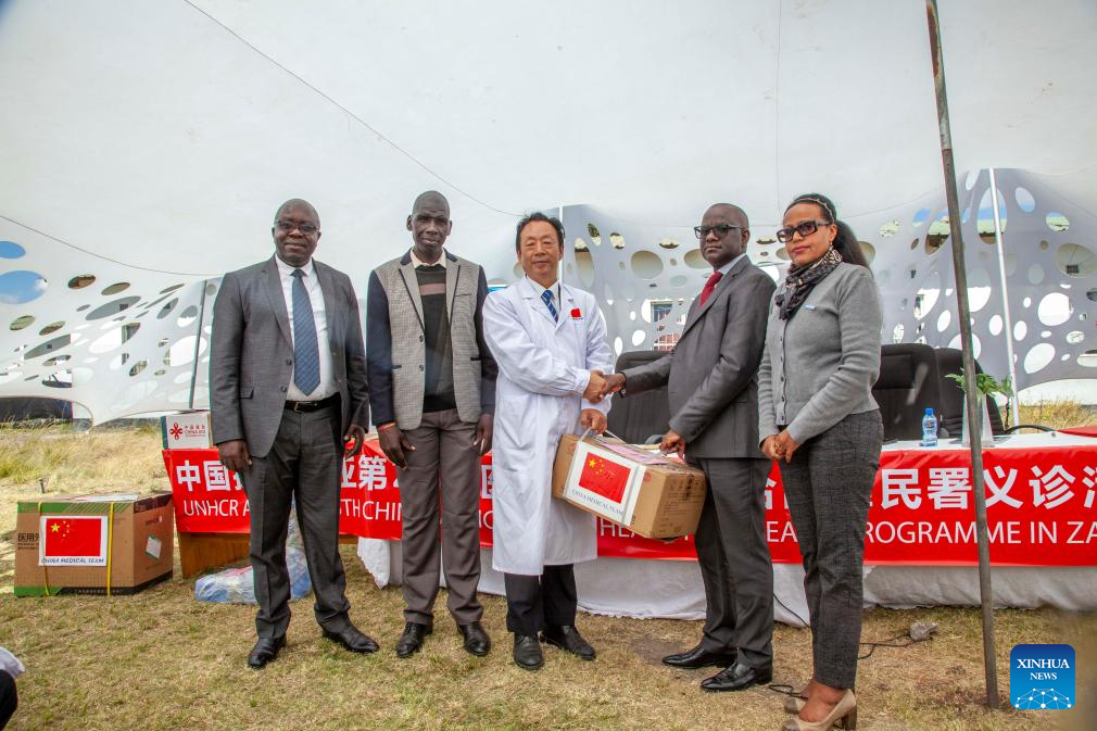 Equipe médica chinesa doa suprimentos e oferece atendimento gratuito a refugiados na Zâmbia