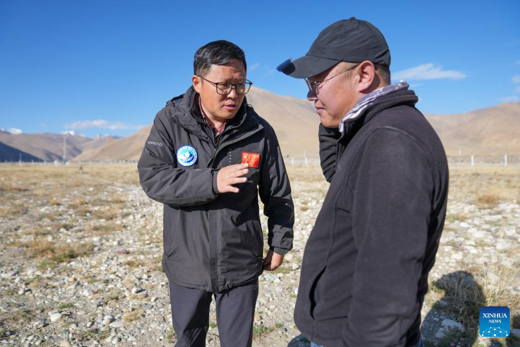 Xi Zhenhua, chefe da estação de monitoramento, se dedica à pesquisa científica na região do Monte Qomolangma