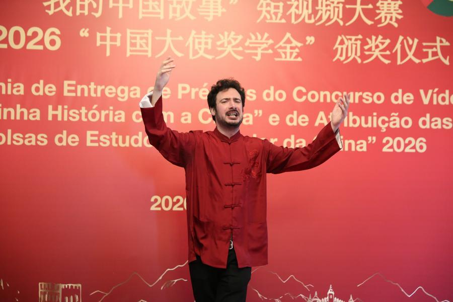 Samuel Pascoal recita um poema chinês na cerimônia de entrega de prêmios do concurso de vídeos curtos "My China Story" (A Minha História com a China) e de atribuição das Bolsas de Estudo Embaixador da China 2026, em Lisboa, Portugal, em 6 de junho de 2026. (Xinhua/Xun Wei)