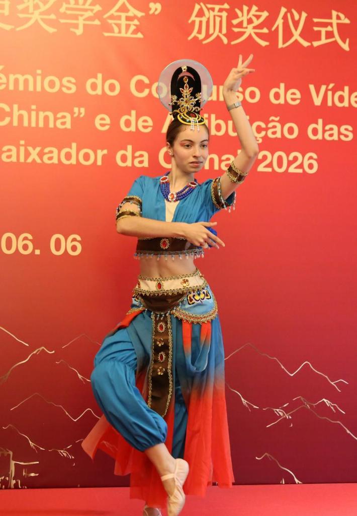 Uma vencedora apresenta uma dança no estilo Dunhuang no concurso de vídeos curtos "My China Story" (A Minha História com a China) e na atribuição das Bolsas de Estudo Embaixador da China 2026, em Lisboa, Portugal, em 6 de junho de 2026. (Xinhua/Xun Wei)