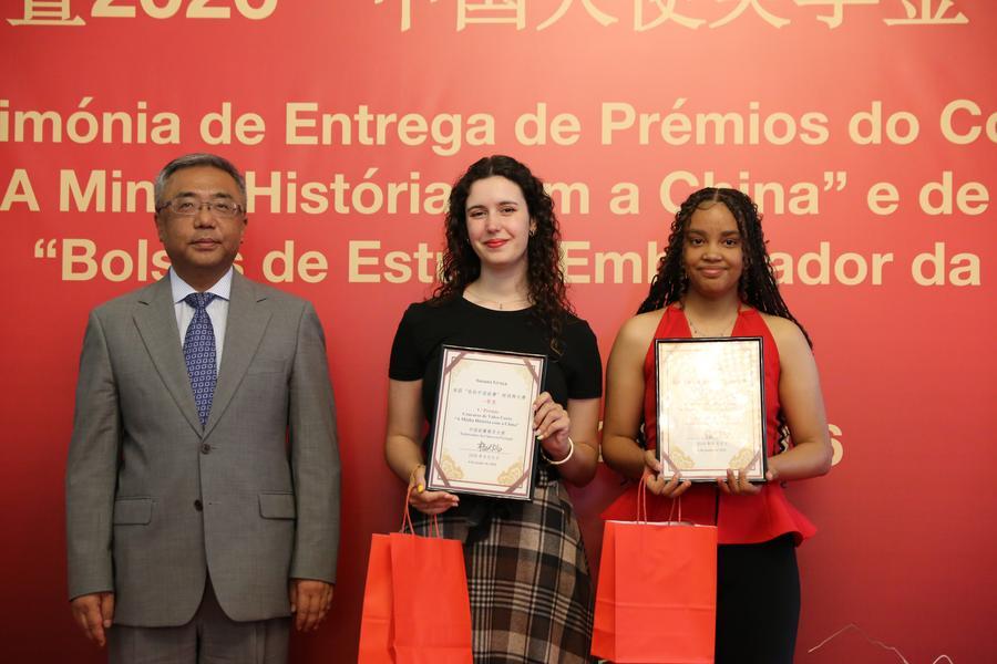 O embaixador da China em Portugal, Yang Yirui, entrega os prêmios às vencedoras na cerimônia de entrega de prêmios do concurso de vídeos curtos "My China Story" (A Minha História com a China) e de atribuição das Bolsas de Estudo Embaixador da China 2026, em Lisboa, Portugal, em 6 de junho de 2026. (Xinhua/Xun Wei)