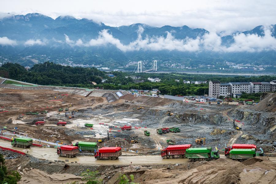 Canteiro de obras em uma zona de escavação da fase preliminar do projeto da nova hidrovia das Três Gargantas em Yichang, Província de Hubei, centro da China, em 8 de junho de 2026. (Xinhua/Wu Zhizun)