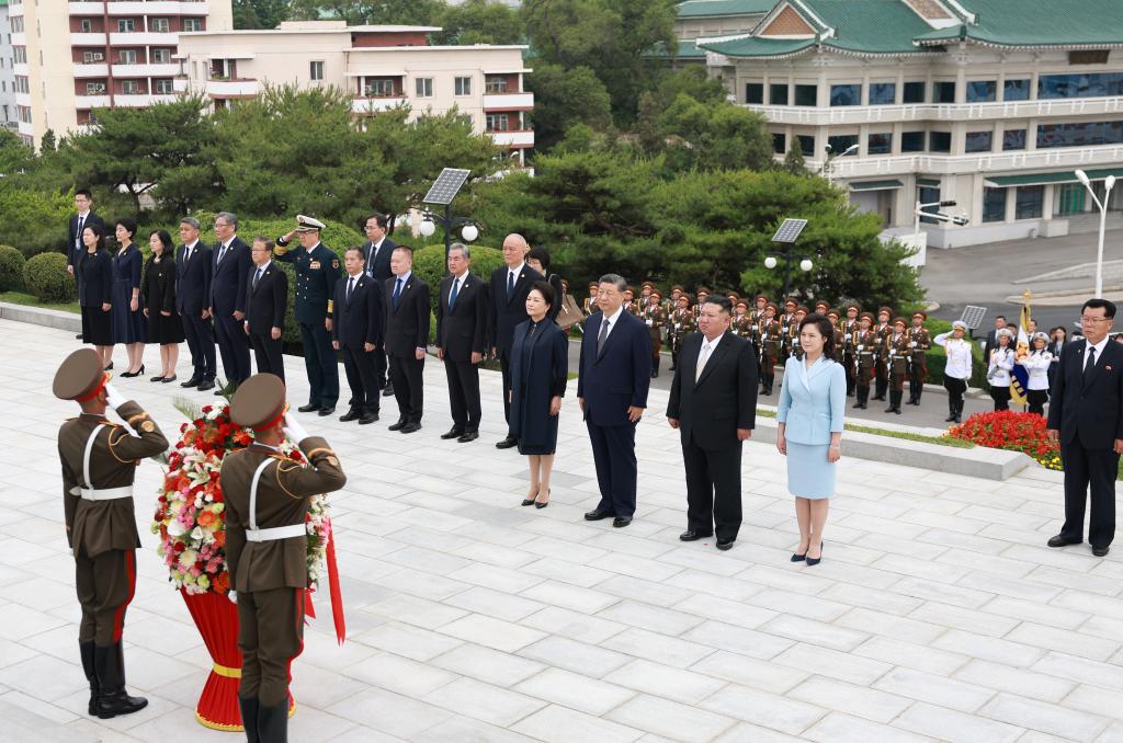 Xi e Kim comprometem-se a levar adiante a grande amizade tradicional China-RPDC através de gerações