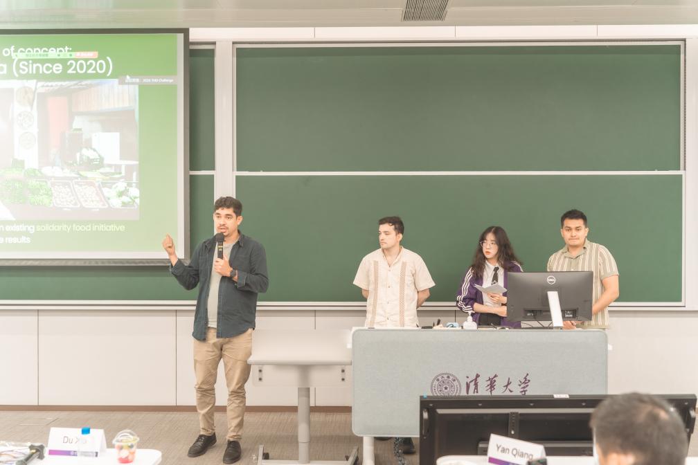 Em 6 de junho de 2026, foi realizado, de forma online e offline, o Programa Juvenil China-América Latina para Enfrentar os Desafios Globais -- Acampamento para Alívio da Pobreza 2026. Uma equipe participante está fazendo sua apresentação. (Foto oferecida pelo Centro Latino-Americano da Universidade Tsinghua)