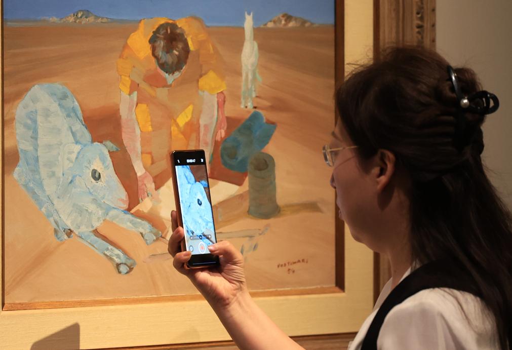 A exposição "O Brasil de Portinari" foi inaugurada em 9 de junho de 2026, no Museu Nacional da China, em Beijing, como um dos principais projetos do Ano Cultural China-Brasil 2026. Uma visitante está apreciando a obra. (Xinhua/Zhang Chenlin)
