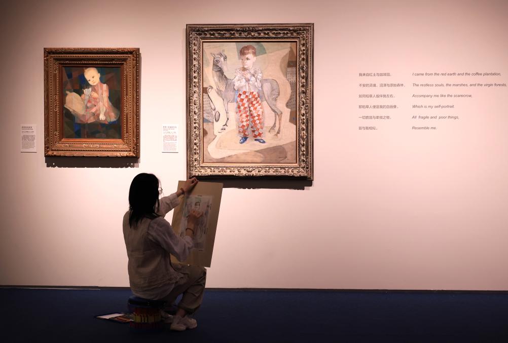 A exposição "O Brasil de Portinari" foi inaugurada em 9 de junho de 2026, no Museu Nacional da China, em Beijing, como um dos principais projetos do Ano Cultural China-Brasil 2026. Os visitantes copiam obras expostas na exposição. (Xinhua/Zhang Chenlin)