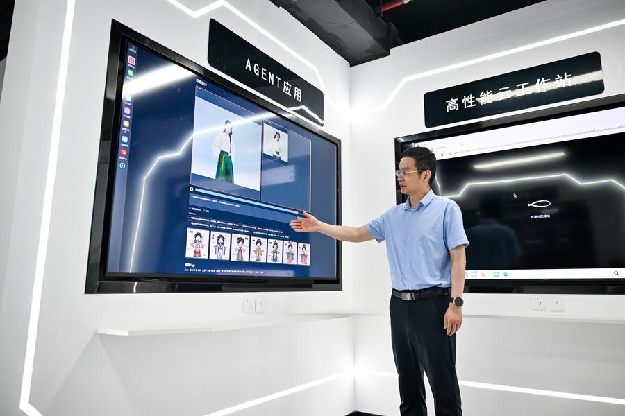 (Multimídia) China emite plano trienal para impulsionar integração da IA com setor de informação e comunicações