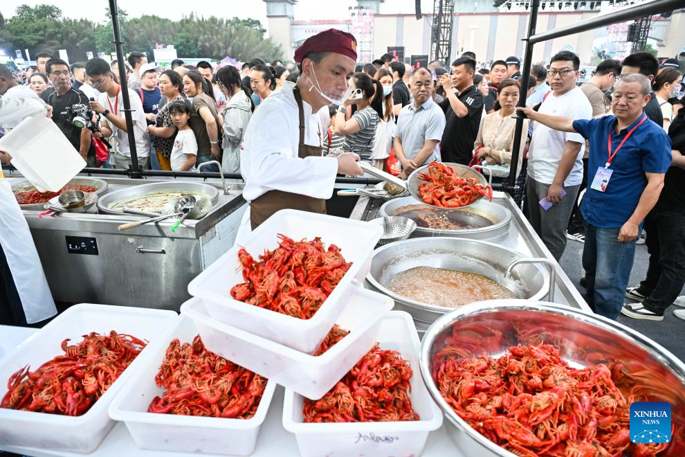 Festival do lagostim traz animação e tradição ao Distrito de Xuyi, em Jiangsu, leste da China