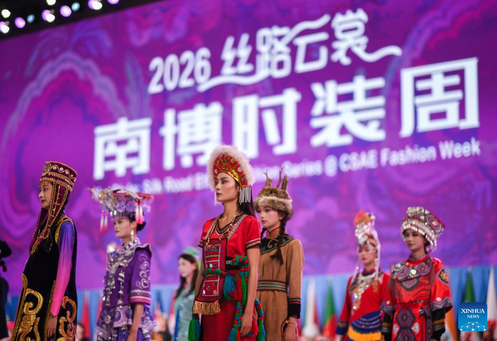 Desfiles e apresentações culturais marcam a Semana de Moda da Exposição China-Sul da Ásia em Kunming