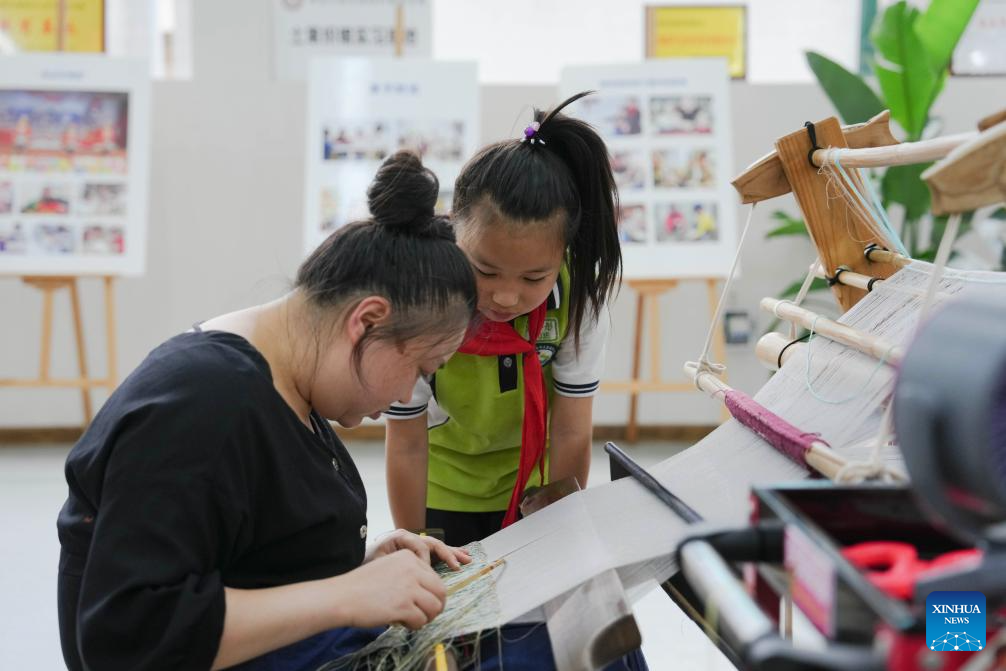 "Fábrica amiga das mães" ajuda mulheres a conciliar trabalho e cuidado dos filho na província chinesa de Hunan