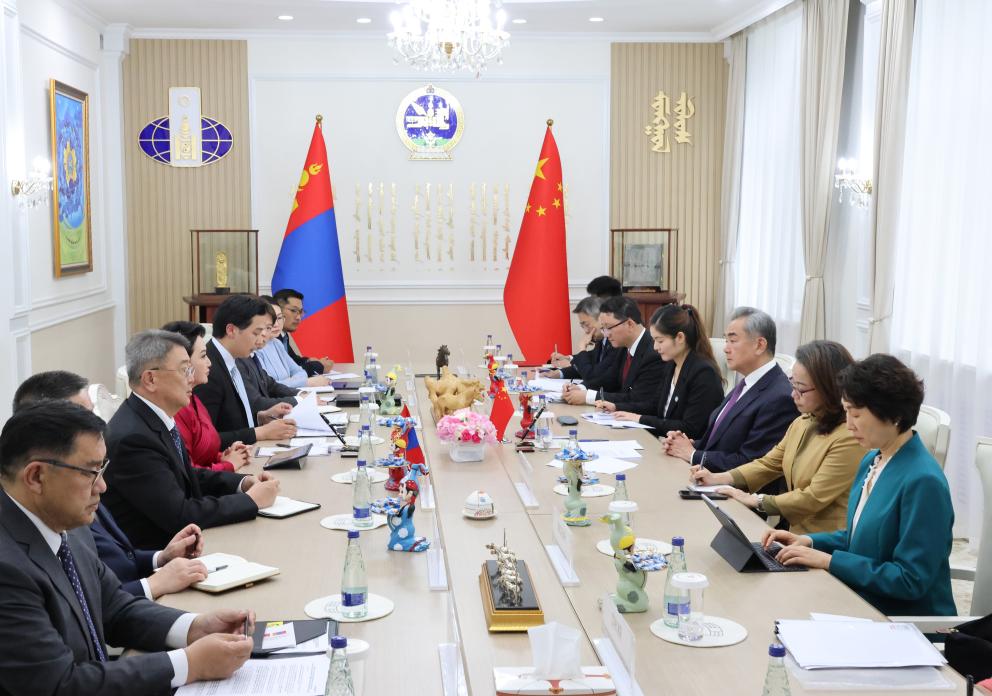 Chanceler chinês mantém conversas com sua colega mongol