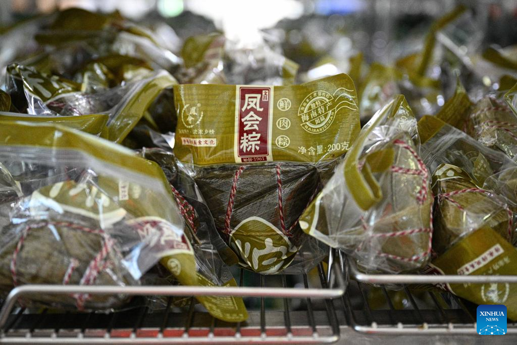 Província chinesa de Hainan intensifica produção de zongzi Fenghui para o Festival do Barco do Dragão