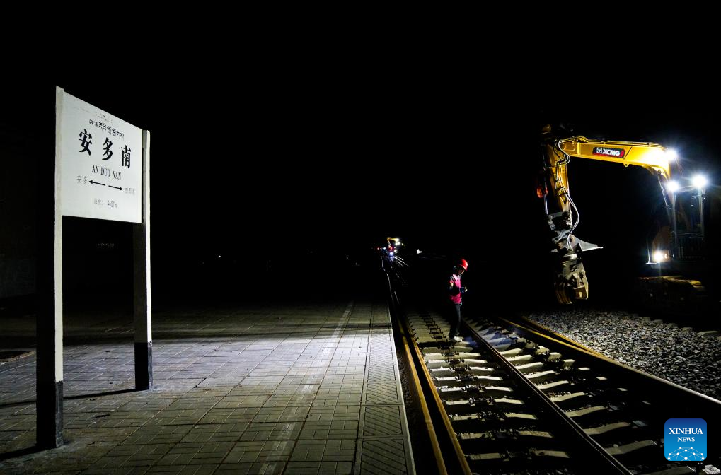 Seguem as obras de troca de trilhos na seção Golmud-Lhasa da Ferrovia Qinghai-Xizang