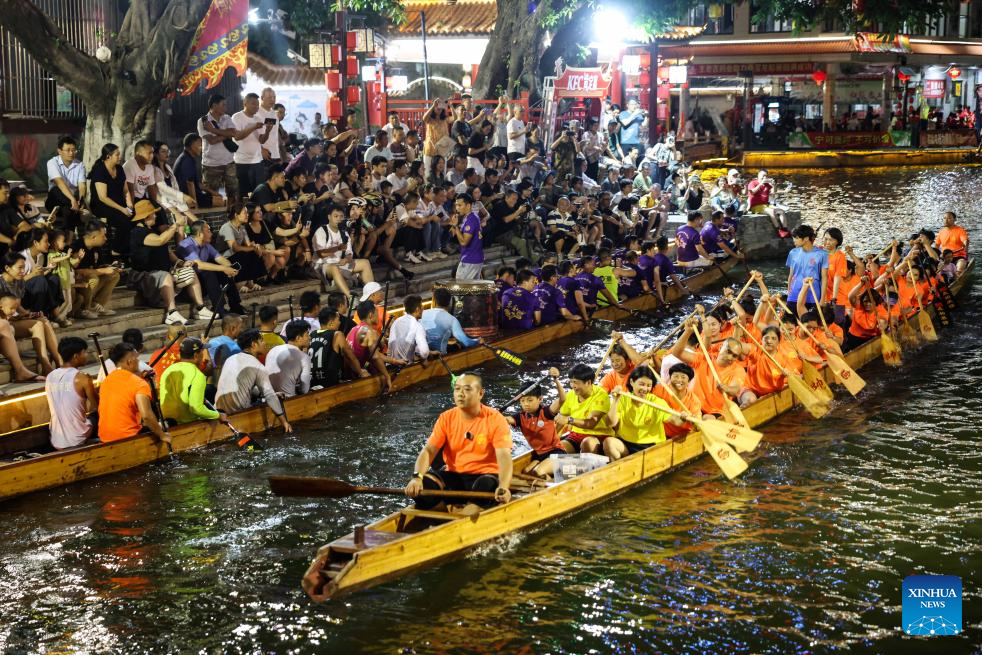 Corrida de barcos-dragão anima a Cidade de Foshan, na Província de Guangdong