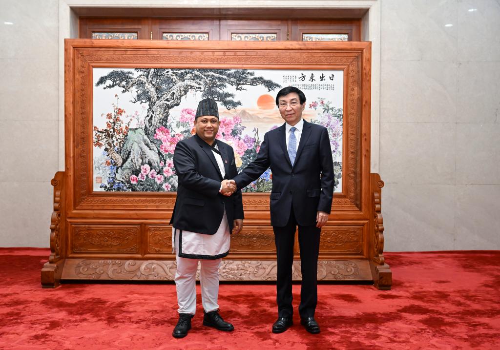 Mais alto conselheiro político da China reúne-se com chanceler nepalês