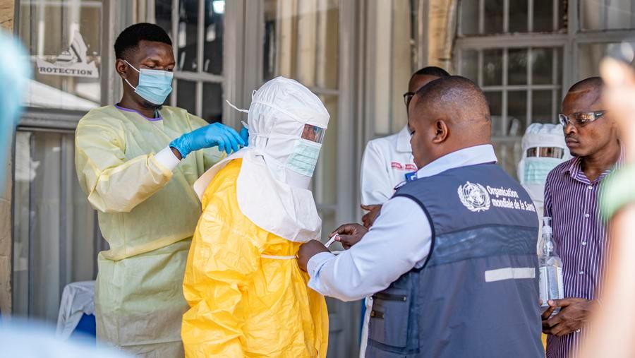 Um mês após o surto de ebola na República Democrática do Congo, a resposta está sobrecarregada pelo aumento de casos, insegurança e mortes de crianças