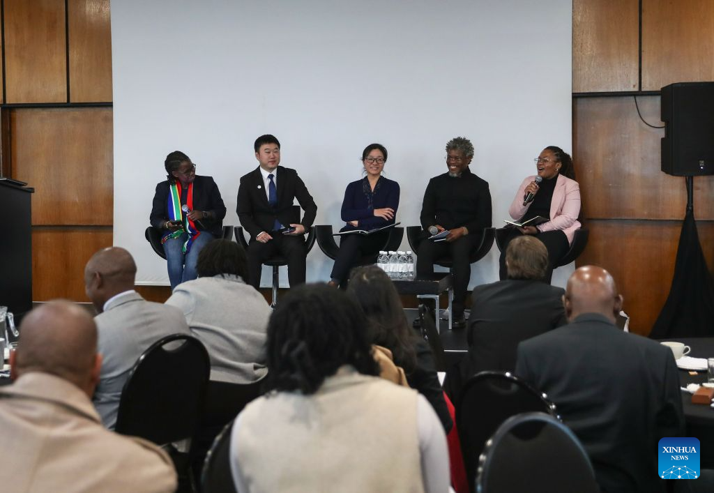 Jovens cientistas da China e da África do Sul fortalecem laços e cooperação por meio do diálogo