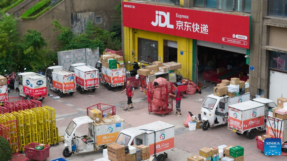 Empresas de logística operam em capacidade máxima durante o festival de compras "618" na China