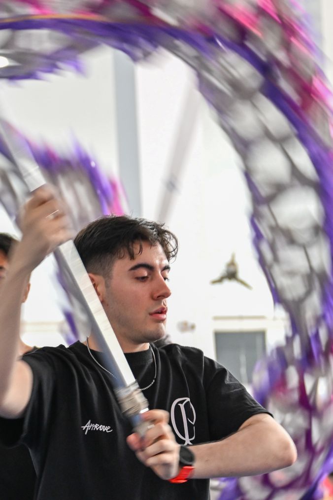 (Multimídia) Estudante brasileiro atua como treinador de dança do dragão em universidade chinesa