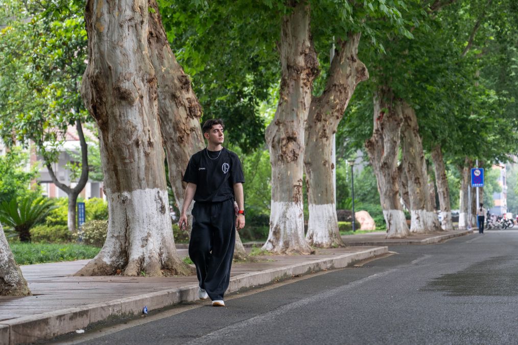 Manacero caminha no campus da Universidade de Hubei em Wuhan, na Província de Hubei, no centro da China, em 18 de junho de 2026. (Xinhua/Du Zixuan)