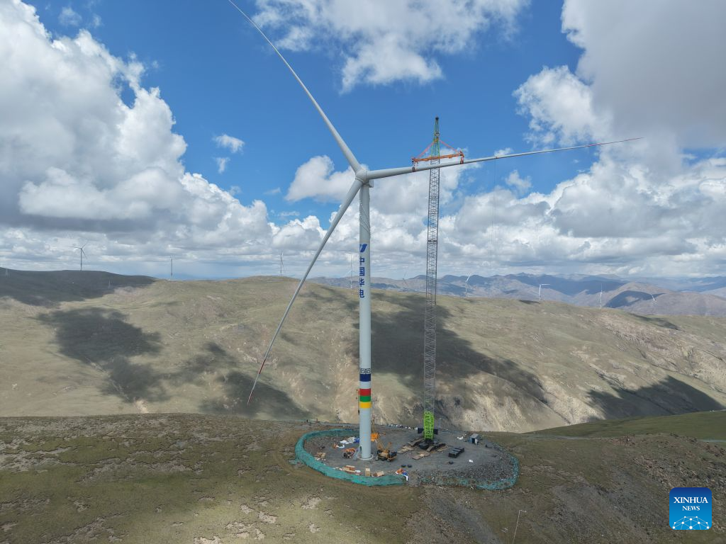 Projeto eólico de alta altitude em Xizang conclui instalação da primeira turbina de 6,25 MW