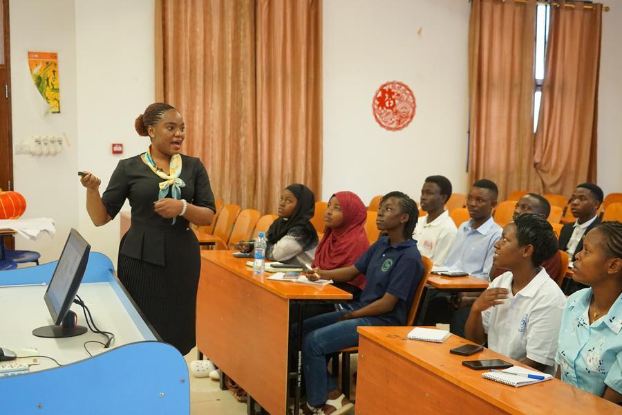 Professora tanzaniana une culturas através da língua chinesa e da ópera tradicional