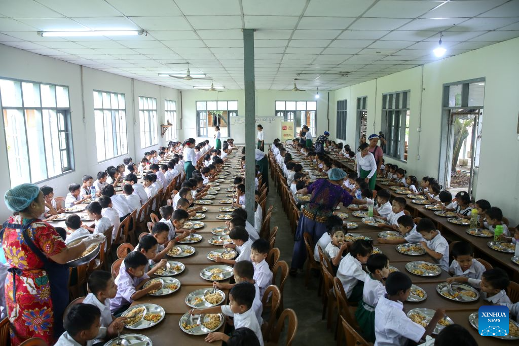 Destaque: Refeições escolares doadas pela China trazem mais do que comida para estudantes do ensino fundamental em Mianmar