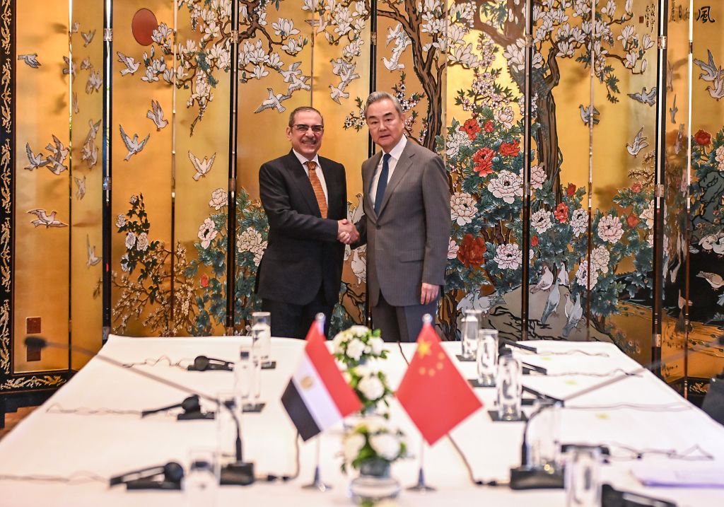 Chanceler da China reúne-se com secretário-geral do Conselho de Segurança Nacional do Egito