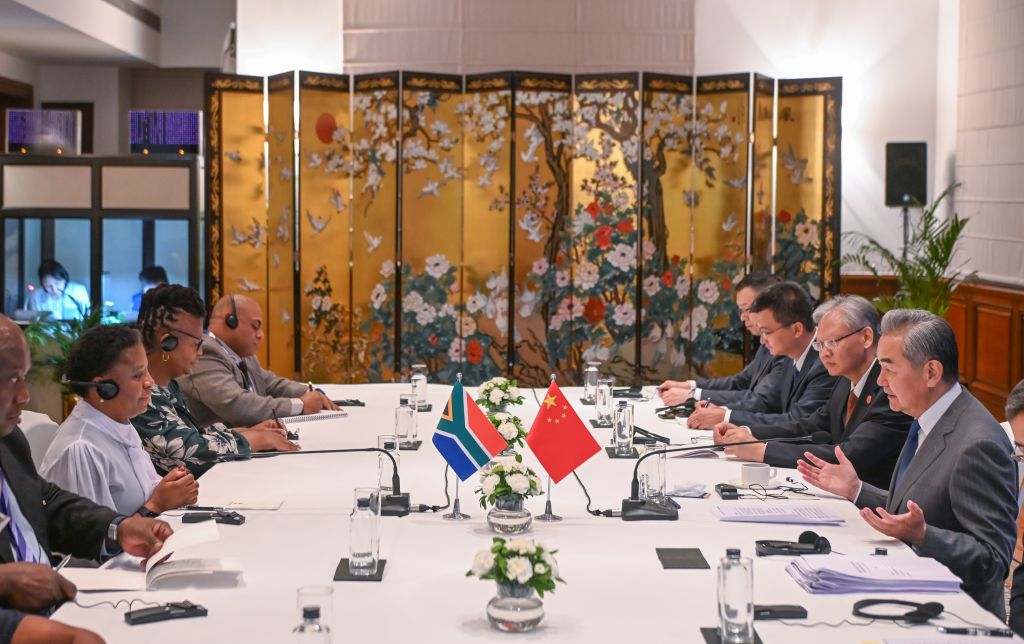Chanceler chinês se reúne com ministra da Presidência da África do Sul