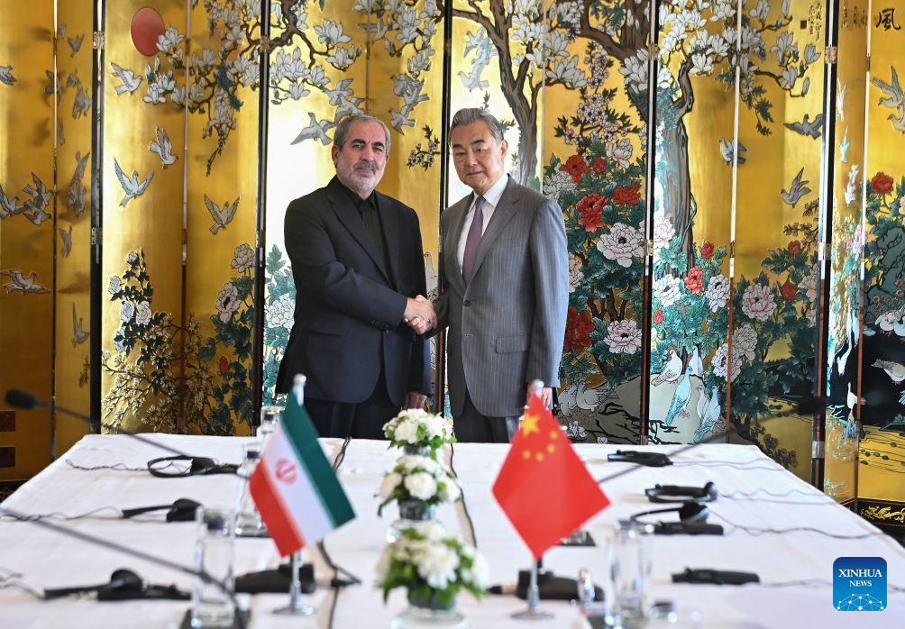 Chanceler da China reúne-se com vice-secretário do Conselho Supremo de Segurança Nacional do Irã