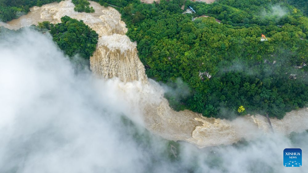 Cachoeira Huangguoshu impressiona com aumento do volume de água após chuvas contínuas em Guizhou