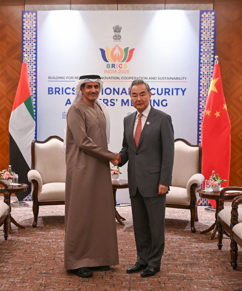 Mais alto diplomata da China reúne-se com secretário-geral do Conselho Supremo de Segurança Nacional dos Emirados Árabes Unidos